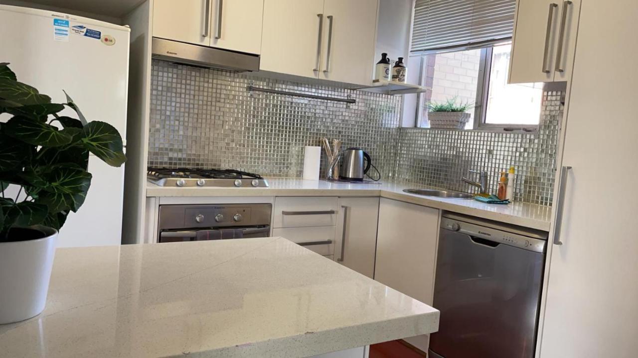 St Kilda Beachfront 2 Bedroom Apartment 멜번 외부 사진